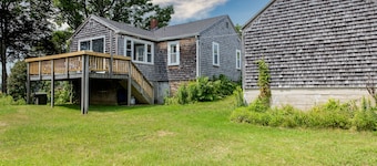 Lowell's Cove Cottage - Quaint 2BR Cottage short walk away from Lowell's Cove