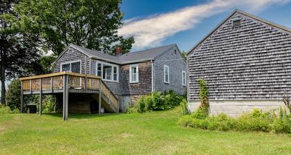 Lowell's Cove Cottage - Quaint 2BR Cottage short walk away from Lowell's Cove