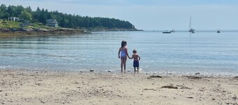 Lowell's Cove Cottage - Quaint 2BR Cottage short walk away from Lowell's Cove