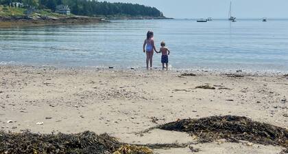 Lowell's Cove Cottage - Quaint 2BR Cottage short walk away from Lowell's Cove