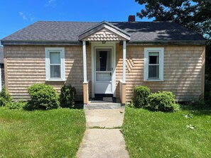 Exterior detail - Lowell's Cove Cottage - Quaint 2BR Cottage short walk away from Lowell's Cove (Orrs Island)