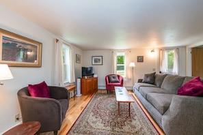 Smart TV, books - Lowell's Cove Cottage - Quaint 2BR Cottage short walk away from Lowell's Cove (Orrs Island)