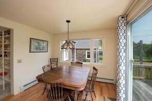 Dining - Lowell's Cove Cottage - Quaint 2BR Cottage short walk away from Lowell's Cove (Orrs Island)