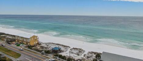 Una playa cerca, sillas reclinables de playa