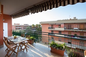 Outdoor dining - Sorrento centre Home with amazing view terraces (Sorrento)