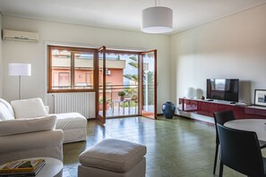 TV, books - Sorrento centre Home with amazing view terraces (Sorrento)