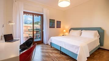 2 Schlafzimmer, Schreibtisch, Bügeleisen/Bügelbrett, Reisekinderbett