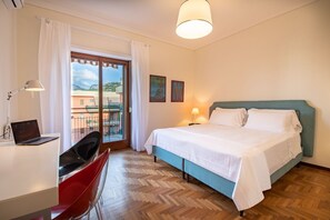 2 bedrooms, desk, iron/ironing board, travel cot - Sorrento centre Home with amazing view terraces (Sorrento)