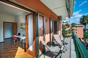 Outdoor dining - Sorrento centre Home with amazing view terraces (Sorrento)