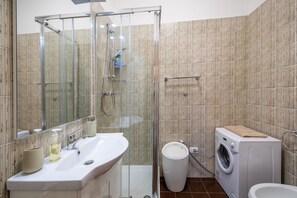 Combined shower/tub, hair dryer, bidet, towels - Sorrento centre Home with amazing view terraces (Sorrento)