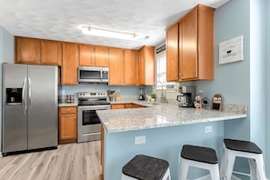 Frigorifero, microonde, forno, piano cottura