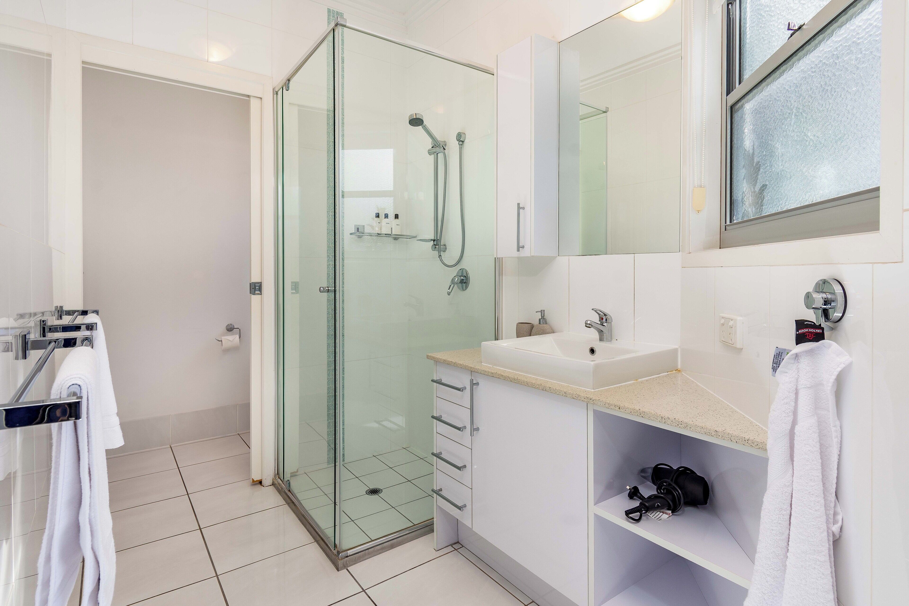 Dusche, kostenlose Toilettenartikel, Haartrockner