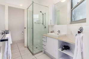 Shower, free toiletries, hair dryer, soap - Keith's on Sylvan Beach. Stylish 2BR unit with awesome Pumistone Passage views. (Bellara)