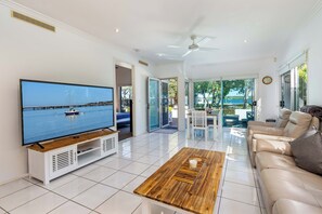 Smart TV, offices - Keith's on Sylvan Beach. Stylish 2BR unit with awesome Pumistone Passage views. (Bellara)