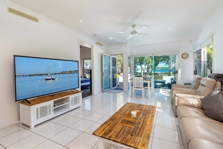 Smart TV, offices. Keith's on Sylvan Beach. Stylish 2BR unit with awesome Pumistone Passage views.