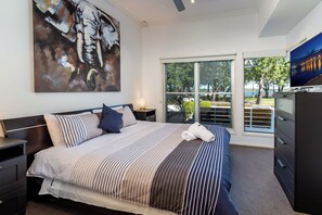 2 bedrooms, iron/ironing board, WiFi, bed sheets - Keith's on Sylvan Beach. Stylish 2BR unit with awesome Pumistone Passage views. (Bellara)