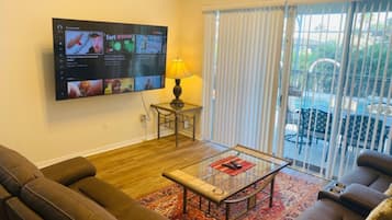 House, 5 Bedrooms | Living room