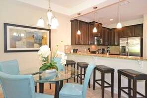 Maison en rangée, 3 chambres | Repas dans la chambre