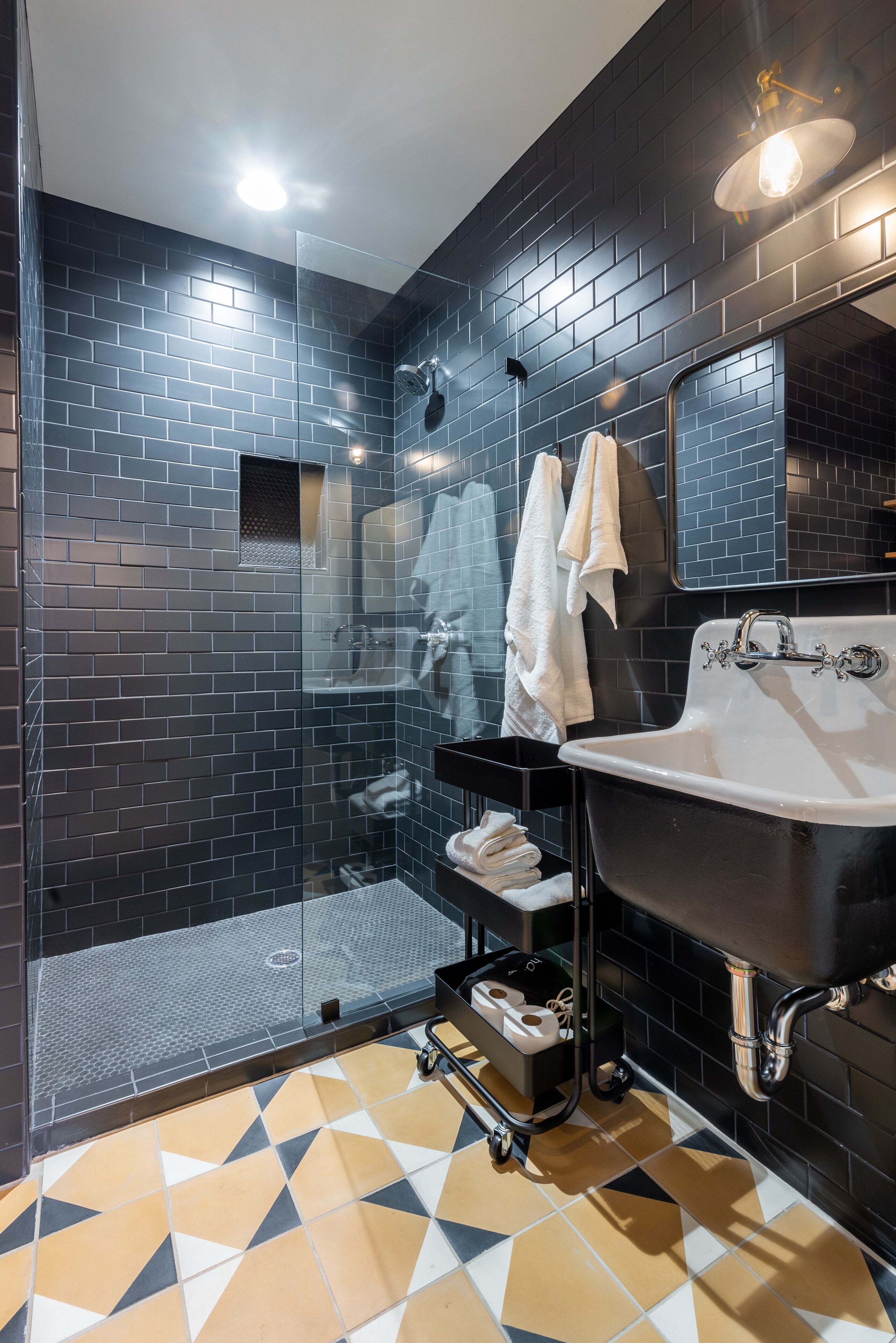 The Juliette - Stunning 1 Bedroom Steps from The Plaza, Free Parking