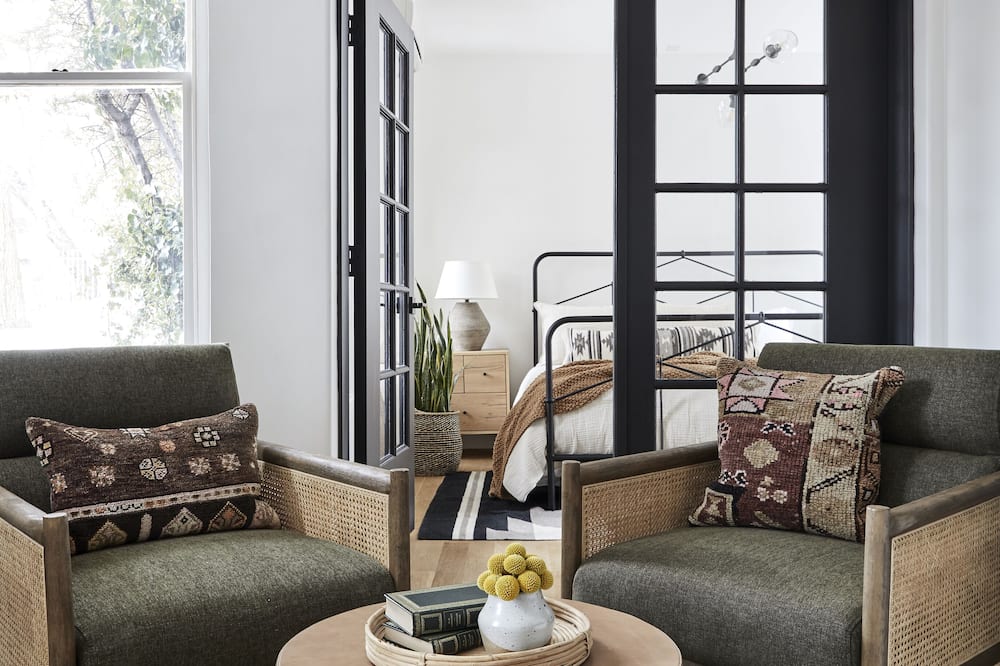 The Juliette - Stunning 1 Bedroom Steps from The Plaza, Free Parking