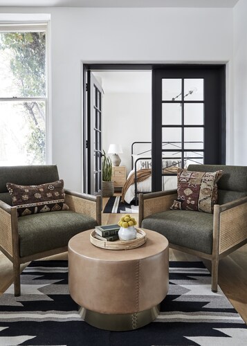 The Juliette - Stunning 1 Bedroom Steps from The Plaza, Free Parking