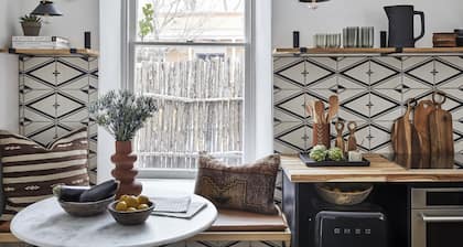 The Juliette - Stunning 1 Bedroom Steps from The Plaza, Free Parking