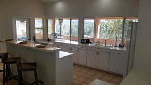Fridge, microwave, oven, stovetop - Vista View Retreat Su (Ruidoso)