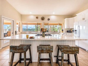 Fridge, microwave, oven, stovetop - Vista View |  Remodeled • Shuffleboard • Sleeps 8 (Ruidoso)