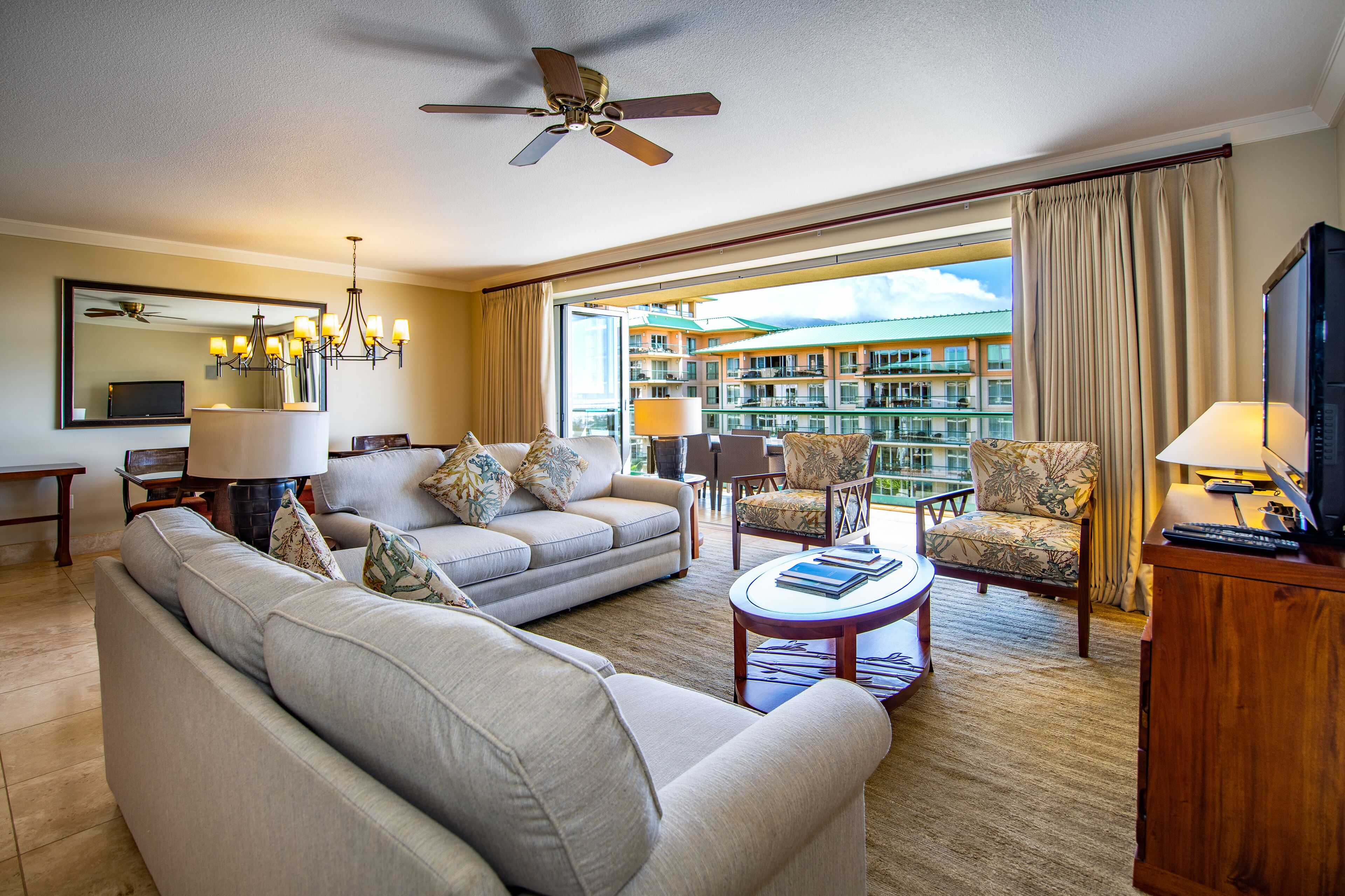 Sweeping Ocean Views, Private Lanai, Steps to Beach, Full Kitchen