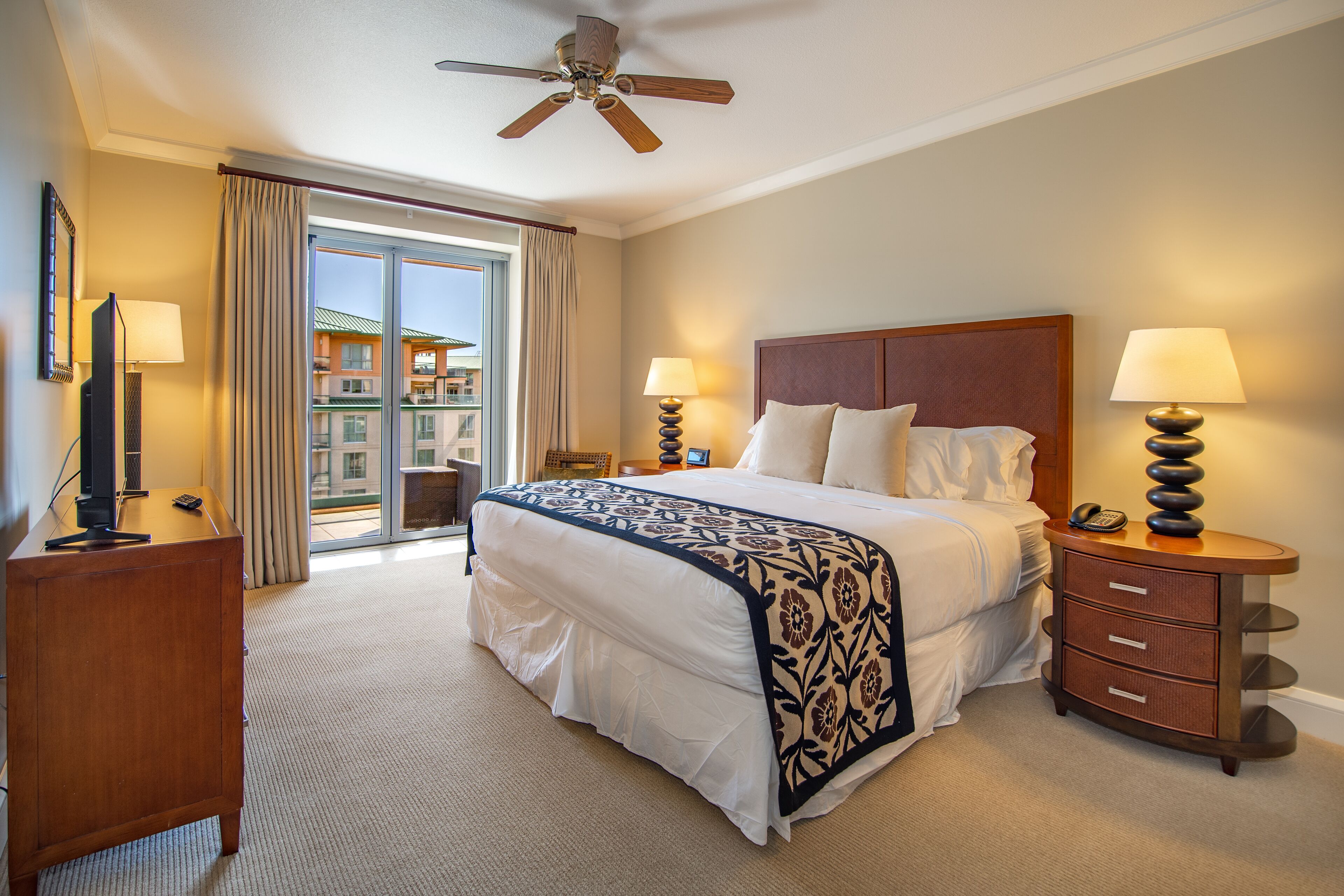 Sweeping Ocean Views, Private Lanai, Steps to Beach, Full Kitchen