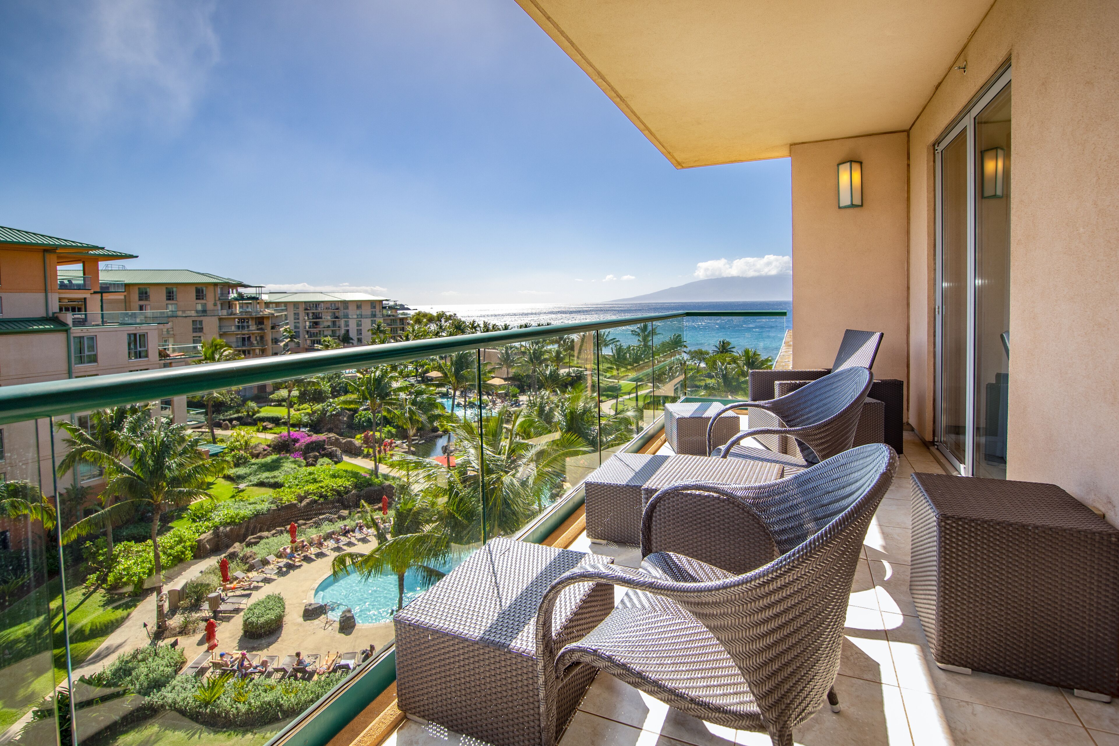 Sweeping Ocean Views, Private Lanai, Steps to Beach, Full Kitchen