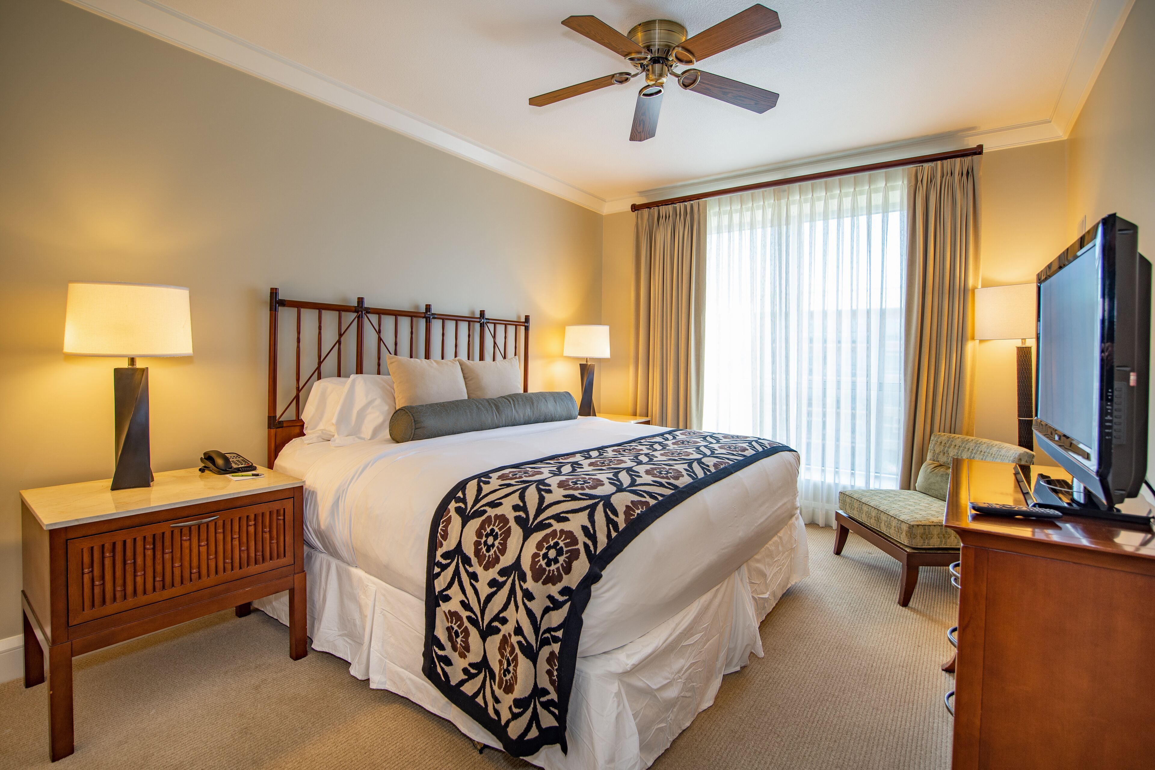 Sweeping Ocean Views, Private Lanai, Steps to Beach, Full Kitchen