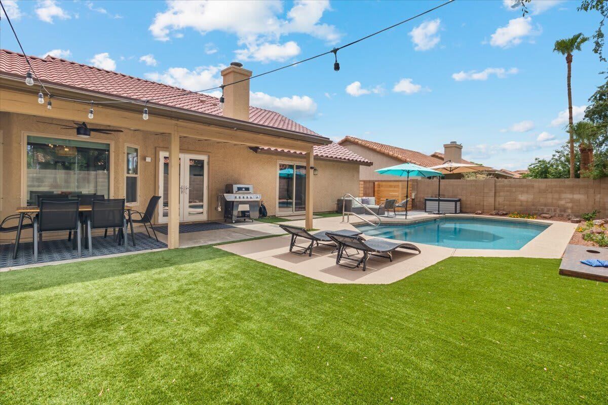 Cozy House w/ Pool htr, BBQ, near Val Vista Lakes