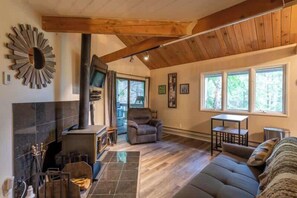Flat-screen TV, fireplace - Escape to Ptarmigan Village 47 (Whitefish)
