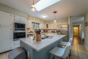 Køleskab, ovn, kogeplade, opvaskemaskine