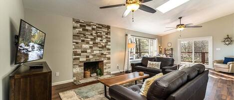 Televisión, chimenea, videojuegos, futbolito