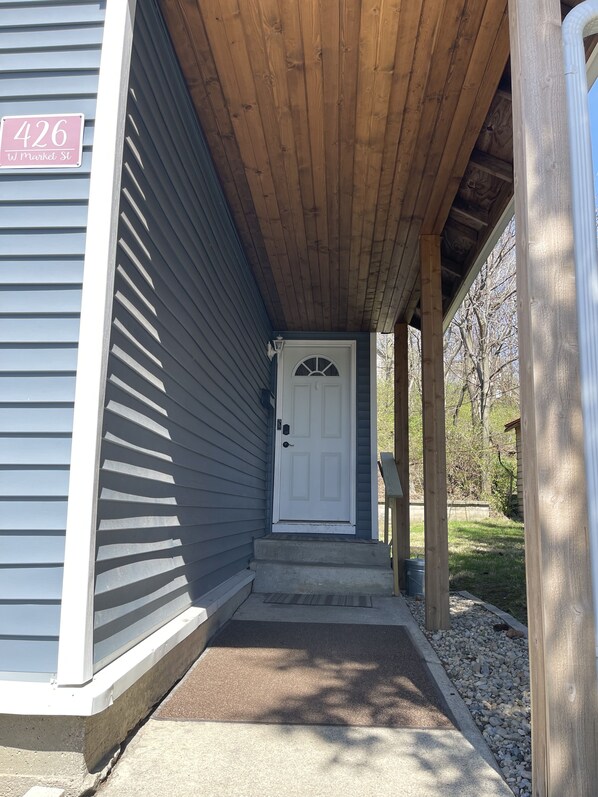 Exterior detail - Modern Farmhouse 3 Bed, 2 Bath Apartment, Sleeps 7, Lots of Space, Downtown (Wabash)