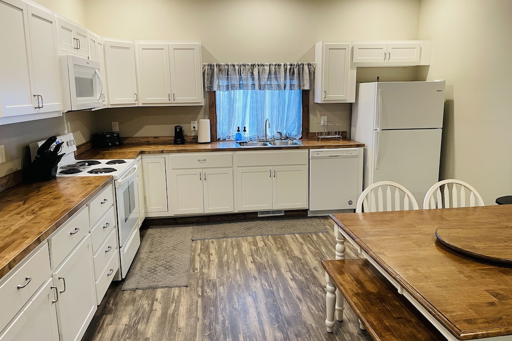 Modern Farmhouse 3 Bed, 2 Bath Apartment, Sleeps 7, Lots of Space, Downtown