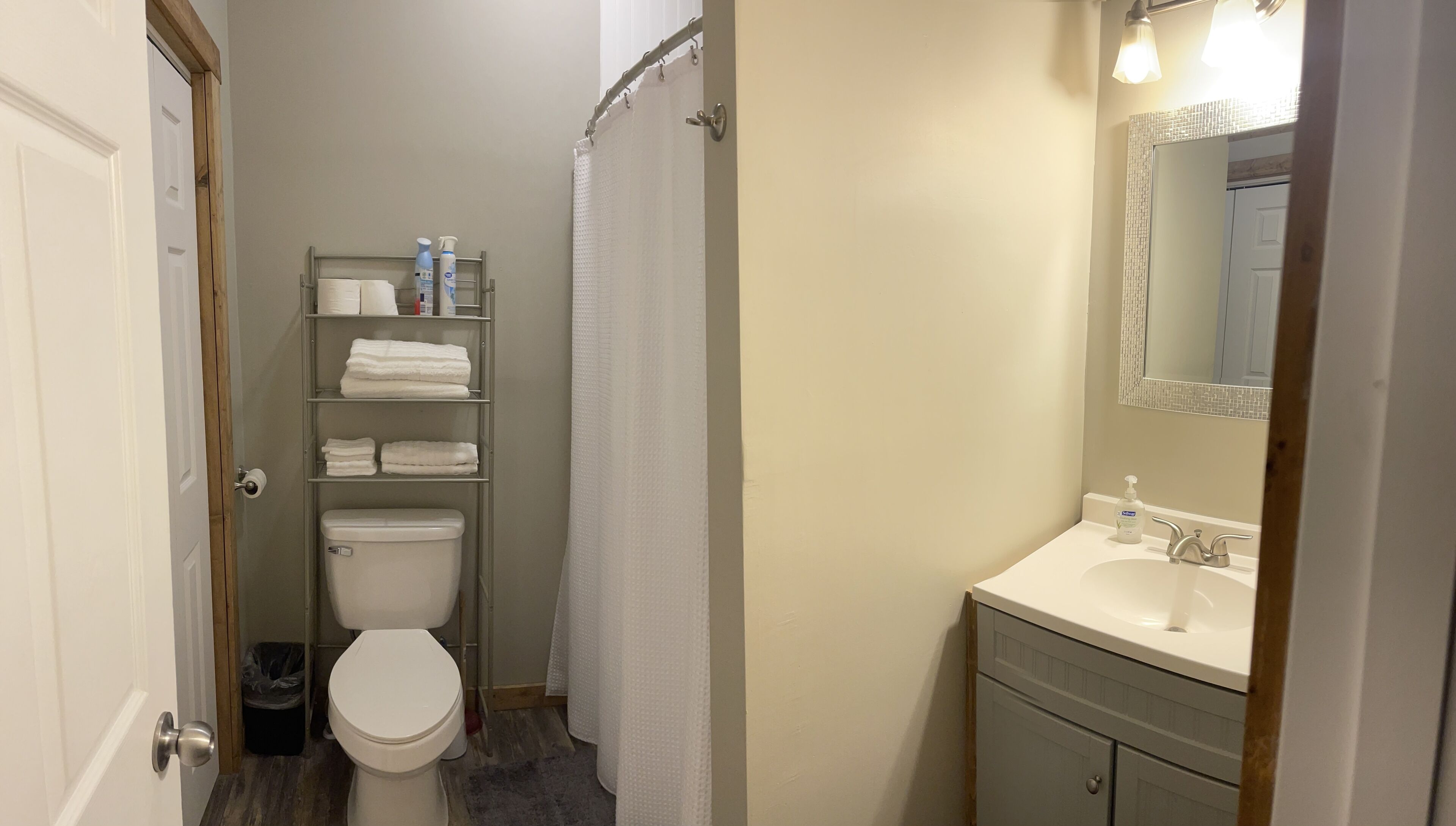 Duschwanne, Haartrockner, Handtücher