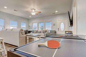 Smart TV, fireplace, table tennis - Amazing Outdoor Space, Beautiful Interior with King Beds, Easy Walk to Beach! (Crystal Beach)