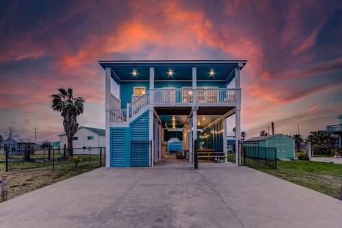 Amazing Outdoor Space, Beautiful Interior with King Beds, Easy Walk to Beach!