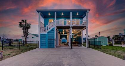 Amazing Outdoor Space, Beautiful Interior with King Beds, Easy Walk to Beach!