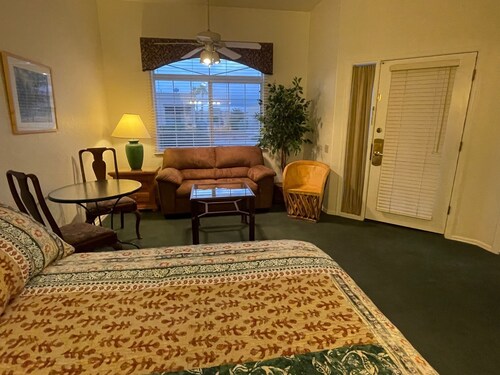 Charming studio apartment minutes from golfing and hiking.