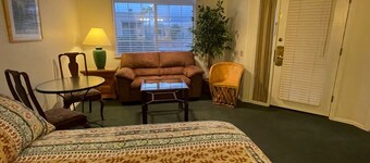 Charming studio apartment minutes from golfing and hiking.