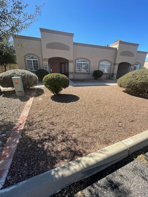 Exterior - Charming studio apartment minutes from golfing and hiking. (Green Valley)