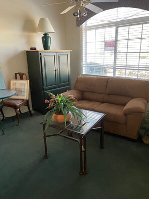 TV - Charming studio apartment minutes from golfing and hiking. (Green Valley)