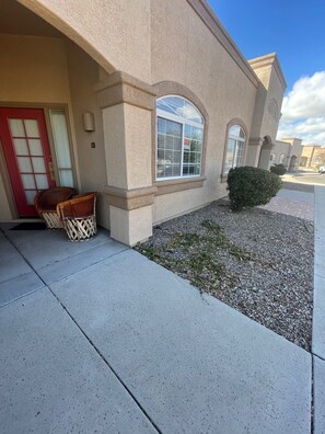 Exterior detail - Charming studio apartment minutes from golfing and hiking. (Green Valley)