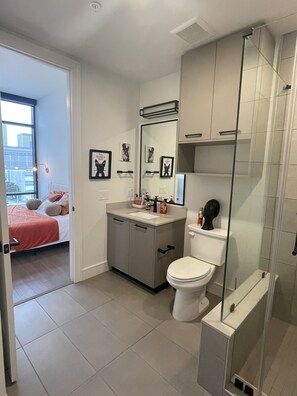 Badewanne, Handtücher, Seife, Toilettenpapier