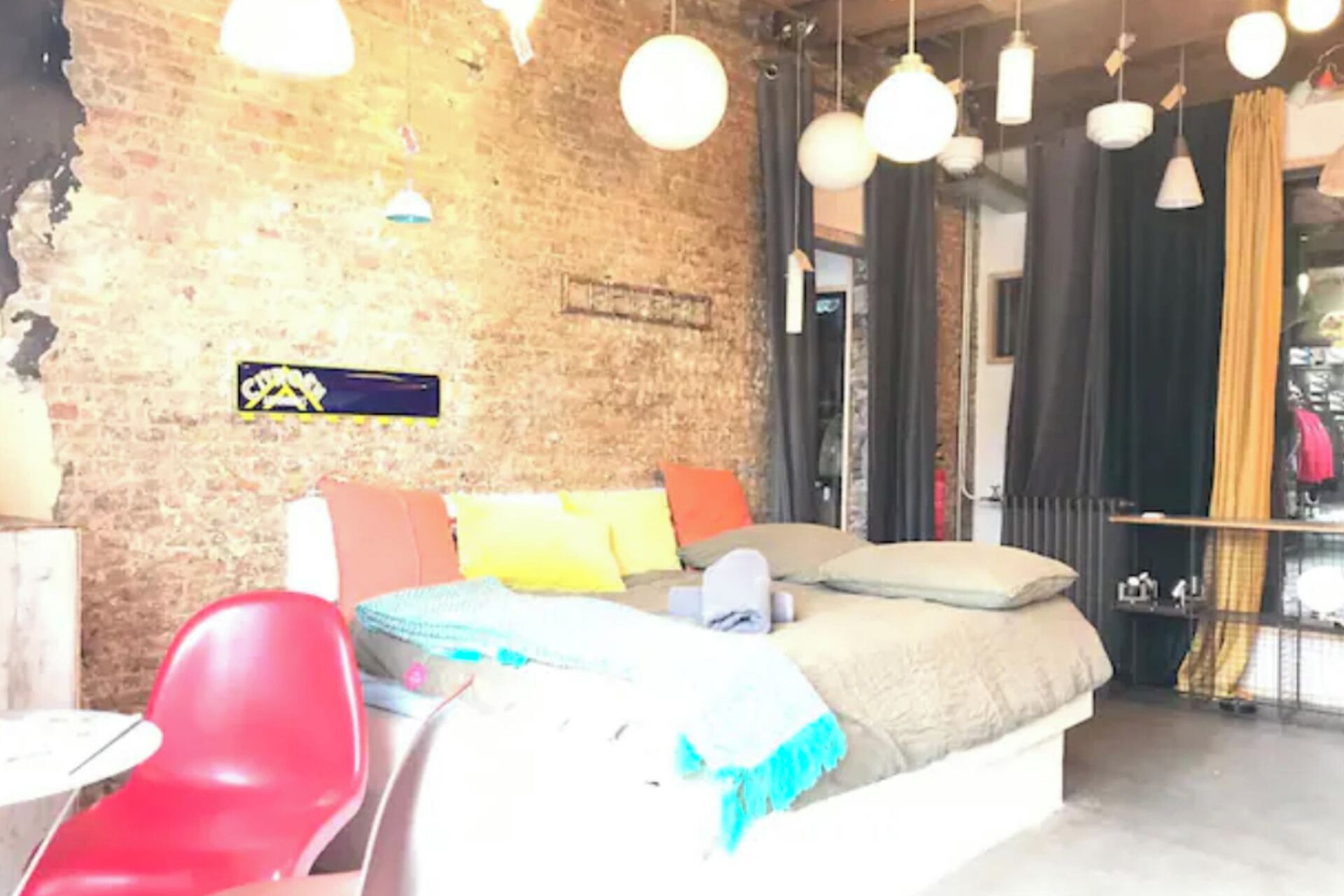 Een strijkplank/strijkijzer, wifi, beddengoed