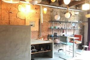 Interior - Canal-view Studio Sleeps 2 - Pets welcome - WiFi (Schiedam)